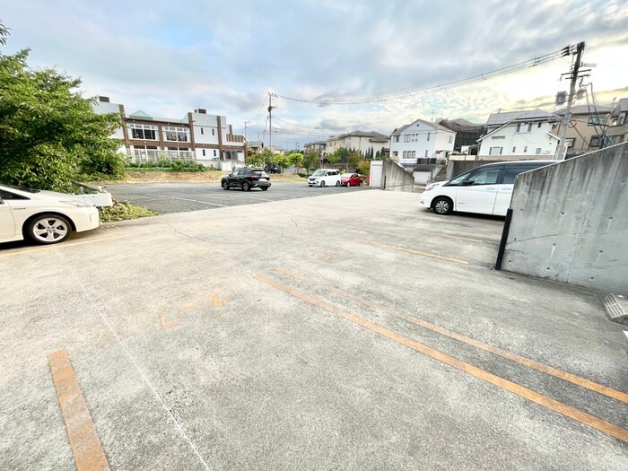 物件外観写真3　(駐車場)