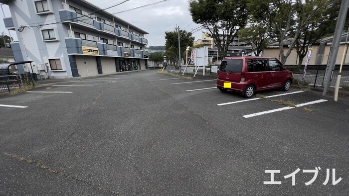 物件外観写真2　(駐車場)