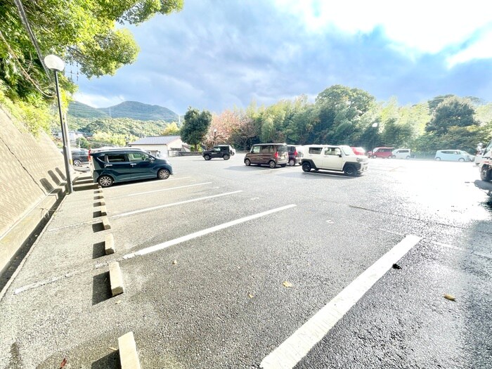 物件外観写真2　(駐車場)