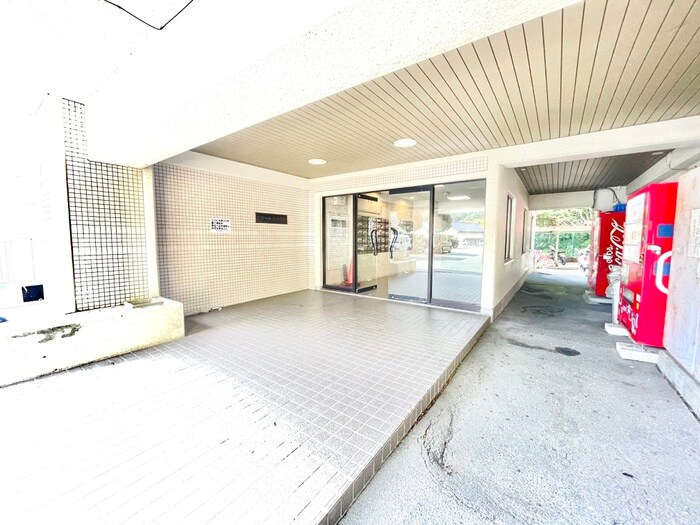 物件外観写真4　(エントランス部分)