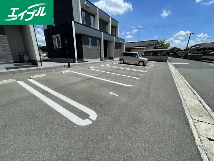 物件外観写真2　(駐車場)