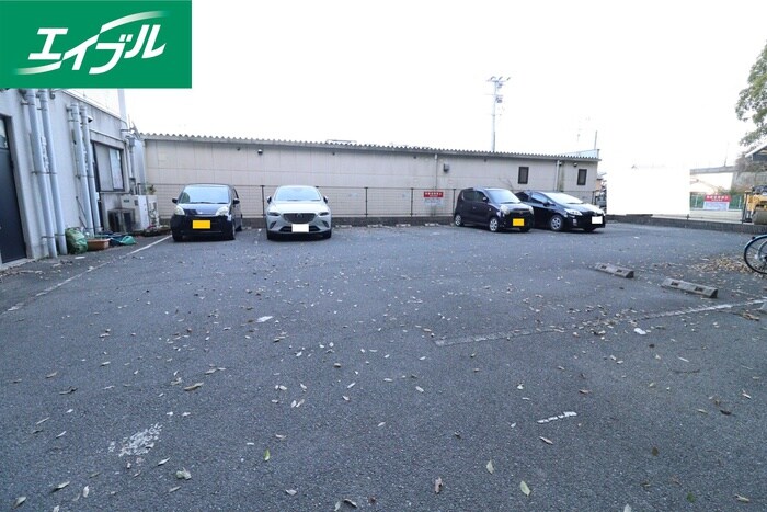 物件外観写真2　(駐車場)