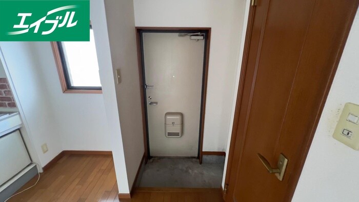 物件内観写真13　(玄関)