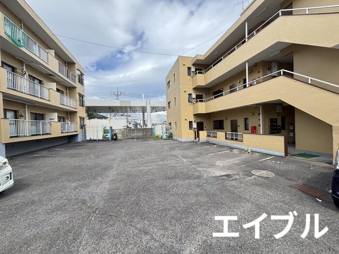 物件外観写真5　(駐車場)