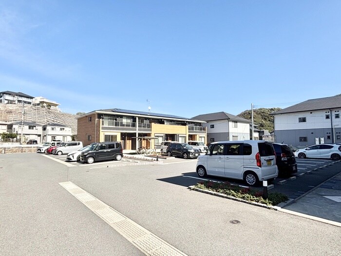 物件外観写真2　(駐車場)