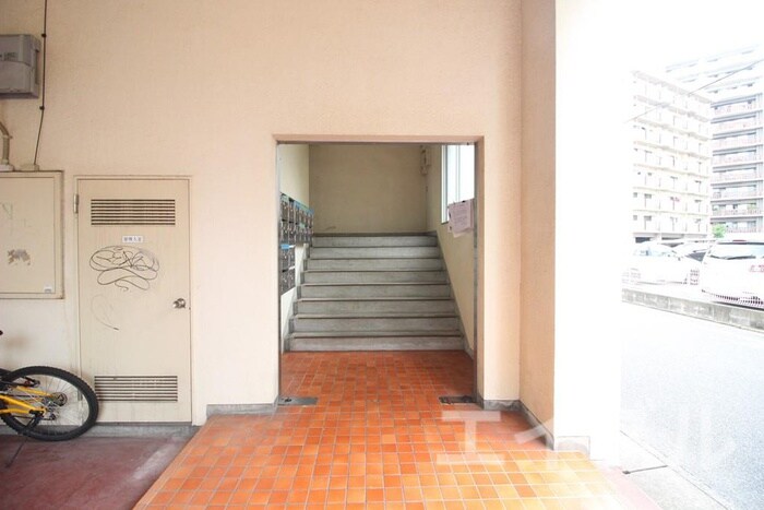 物件外観写真3　(エントランス部分)