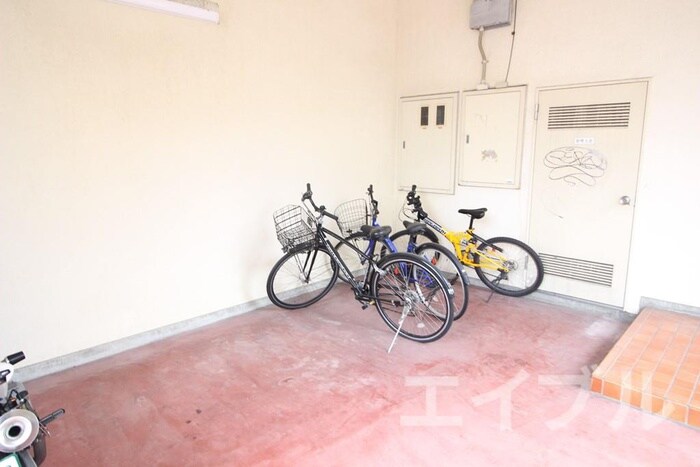 物件外観写真4　(駐輪場)