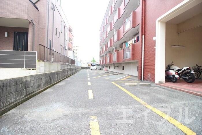 物件外観写真5　(駐車場)