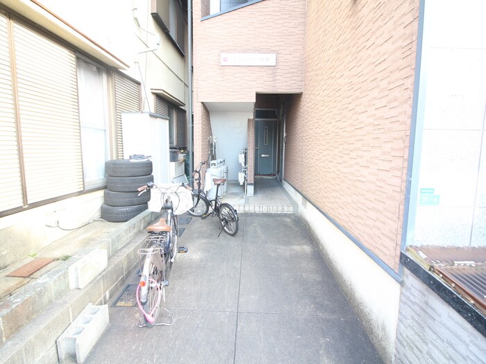 物件外観写真3　(エントランス部分)