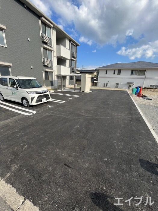 物件外観写真4　(駐車場)