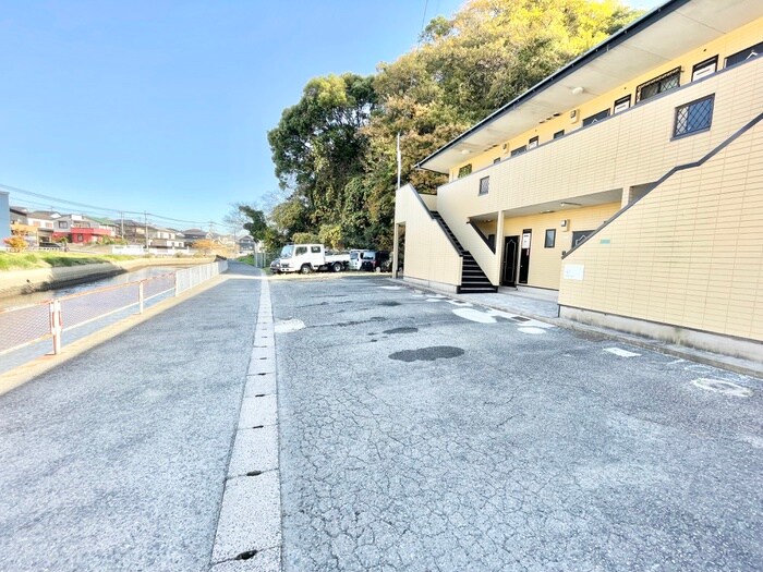 物件外観写真2　(駐車場)