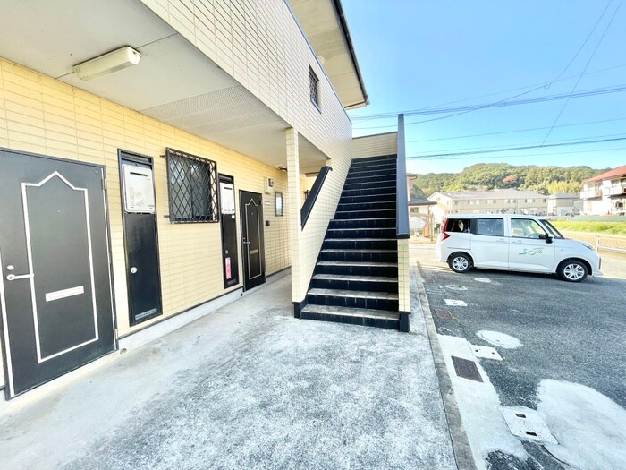 物件外観写真3　(エントランス部分)