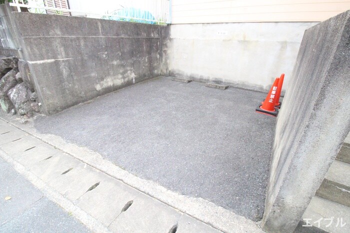 物件外観写真5　(駐車場)