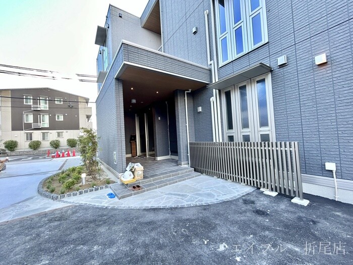 物件外観写真3　(エントランス部分)