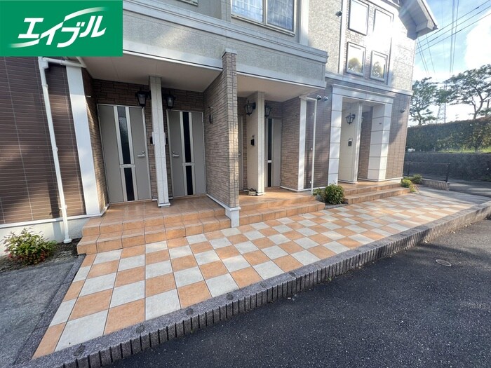 物件外観写真4　(エントランス部分)