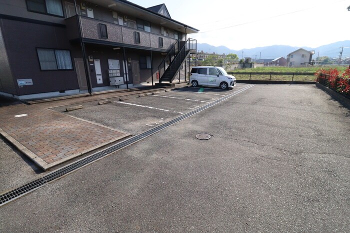 物件外観写真2　(駐車場)