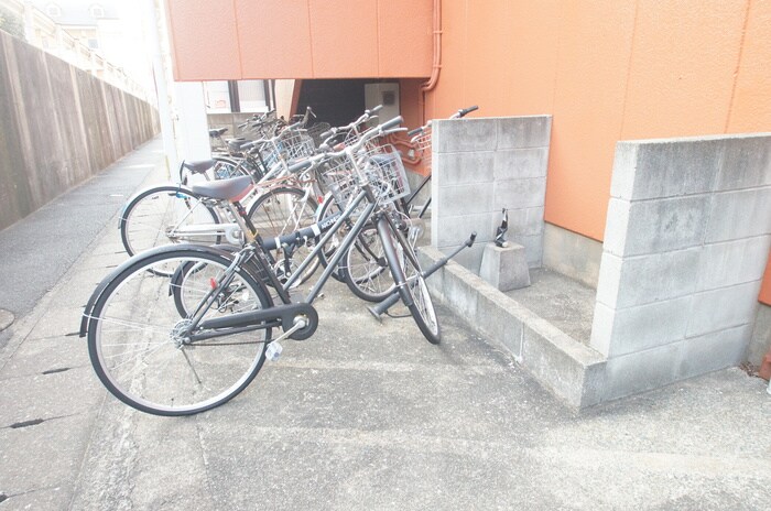 物件外観写真4　(駐輪場)