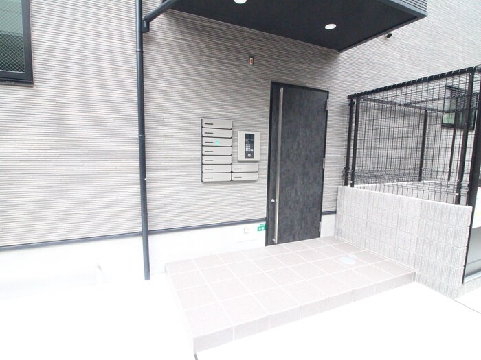 物件外観写真2　(エントランス部分)