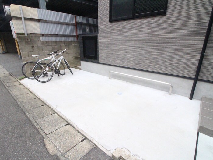 物件外観写真4　(駐輪場)