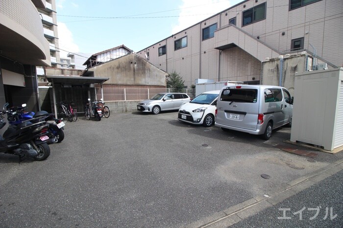 物件外観写真5　(駐車場)