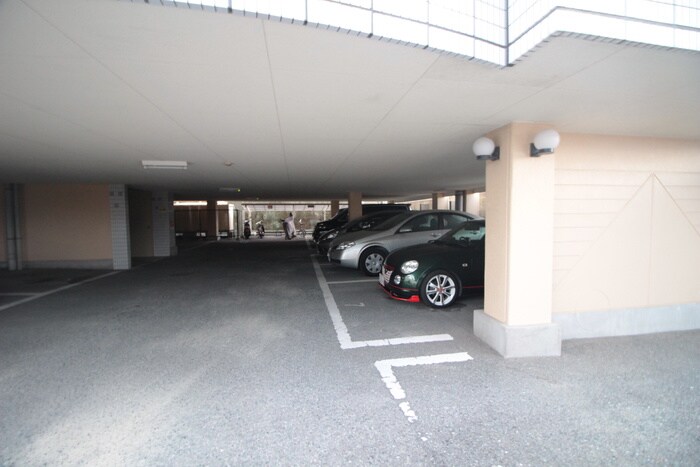 物件外観写真4　(駐車場)