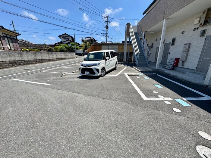 物件外観写真2　(駐車場)