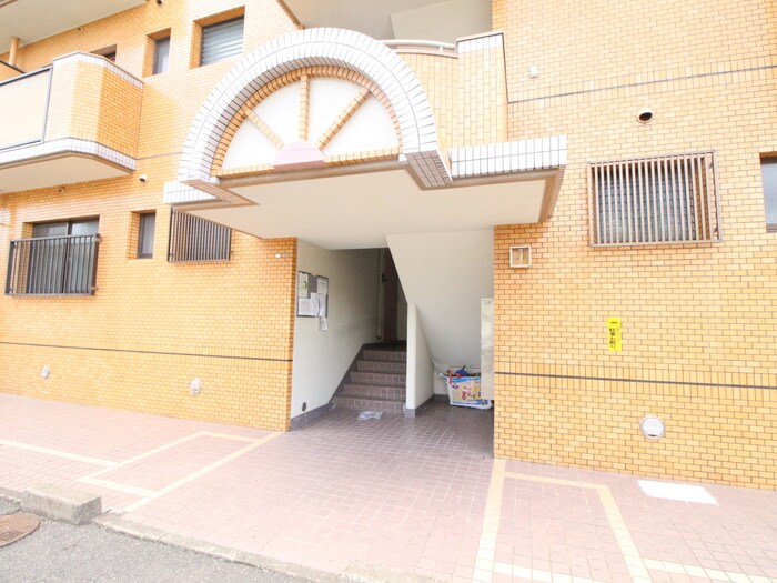 物件外観写真3　(エントランス部分)