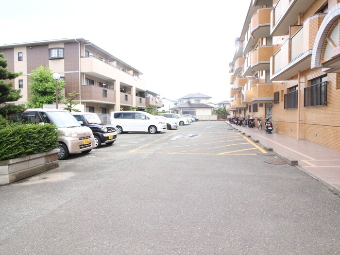 物件外観写真4　(駐車場)