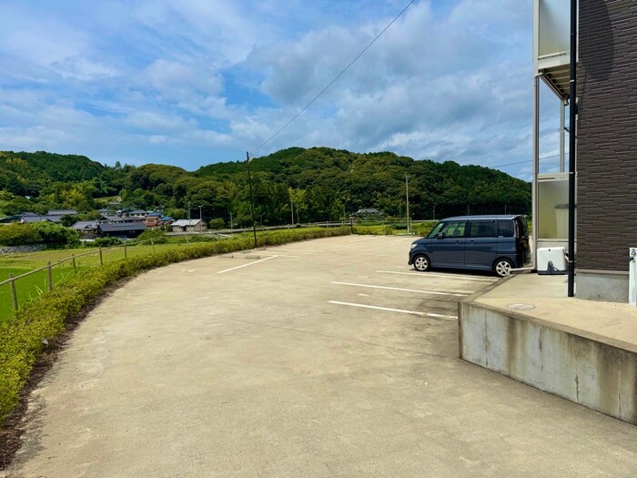 物件外観写真2　(駐車場)