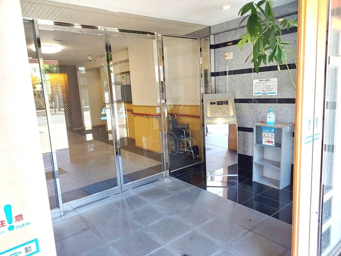 物件外観写真3　(エントランス部分)