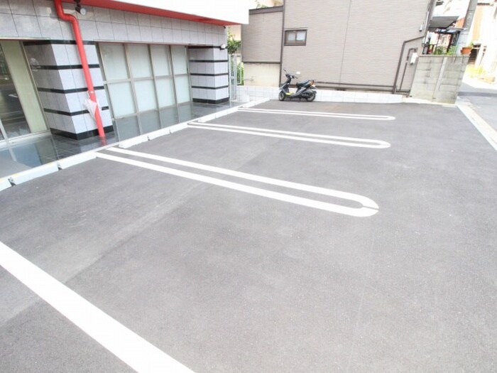 物件外観写真5　(駐車場)