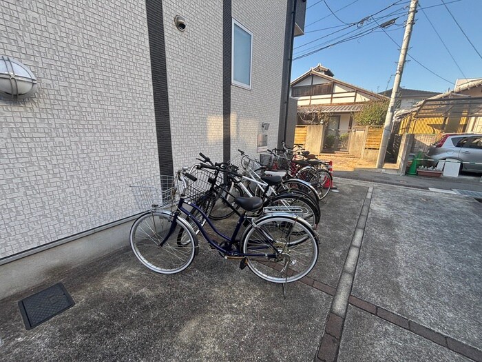 物件外観写真4　(駐輪場)