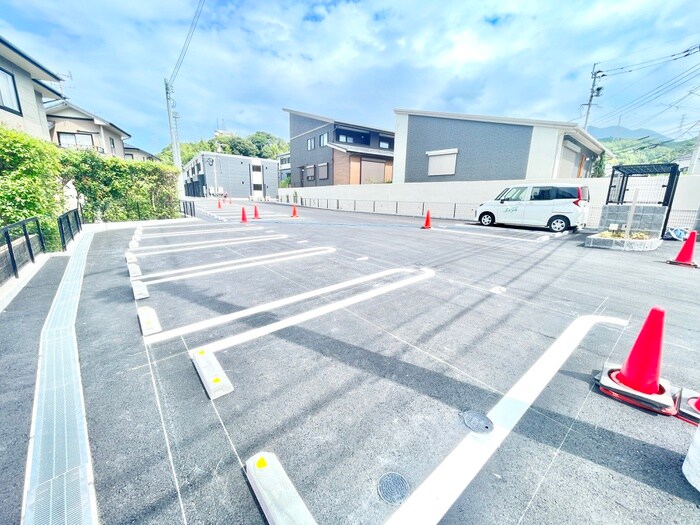 物件外観写真2　(駐車場)