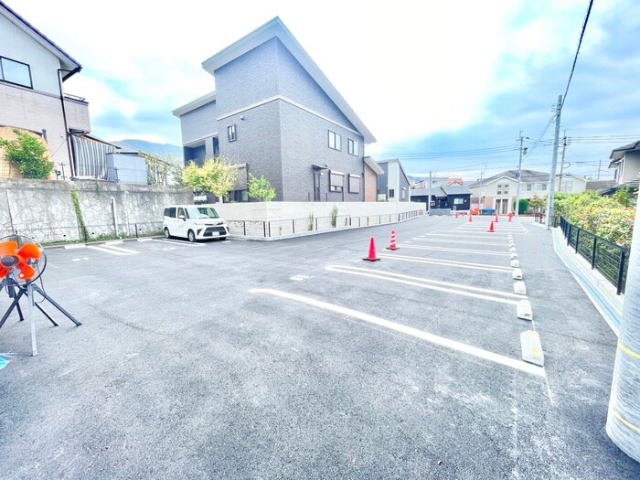 物件外観写真4　(駐車場)