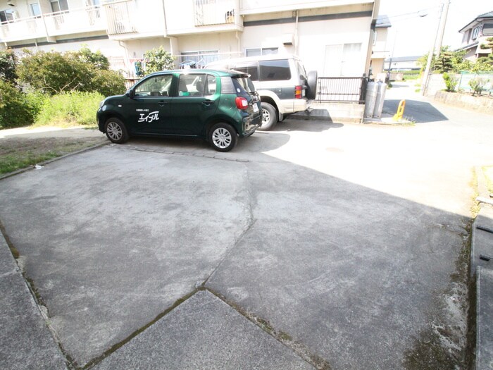 物件外観写真3　(駐車場)