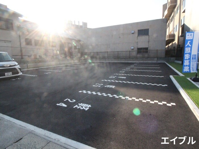 物件外観写真4　(駐車場)