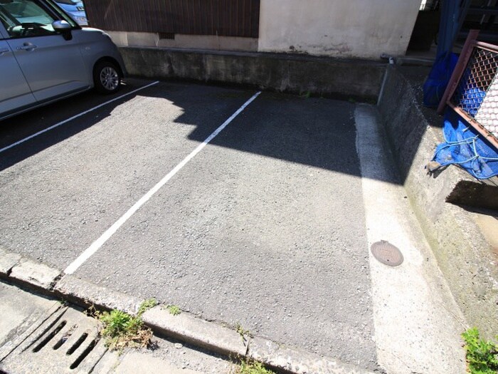 物件外観写真4　(駐車場)