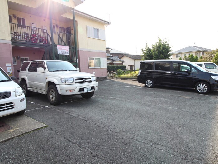 物件外観写真3　(駐車場)