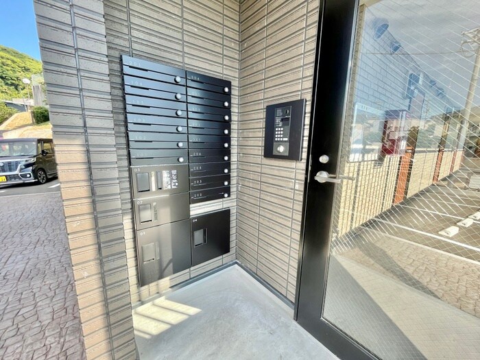 物件外観写真2　(エントランス部分)