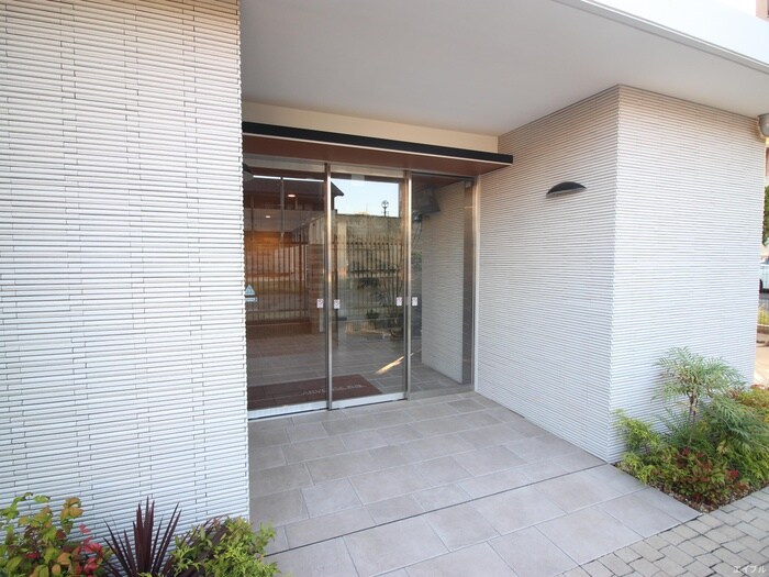 物件外観写真3　(エントランス部分)