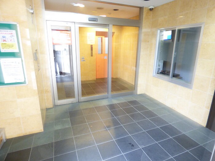 物件外観写真2　(エントランス部分)