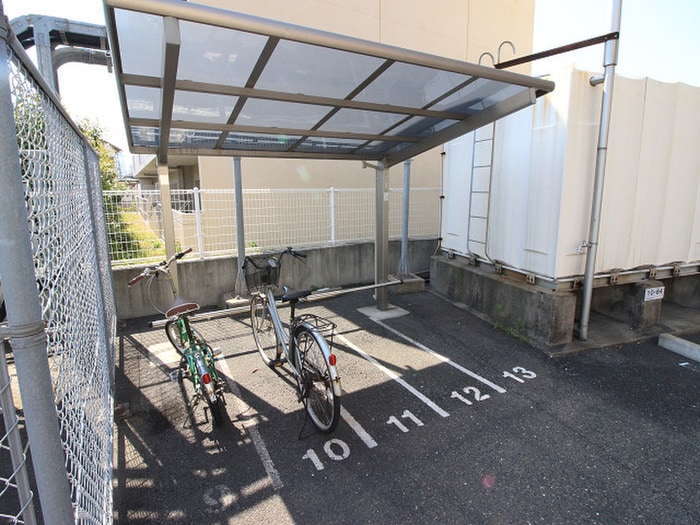 物件外観写真4　(駐輪場)
