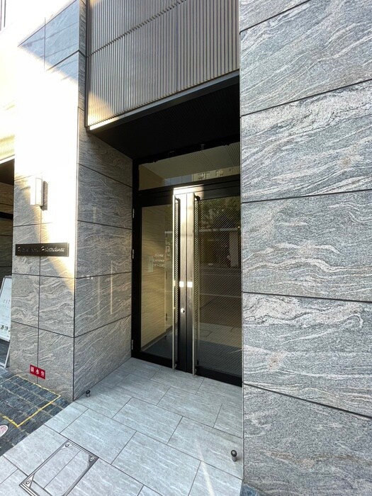 物件外観写真2　(エントランス部分)