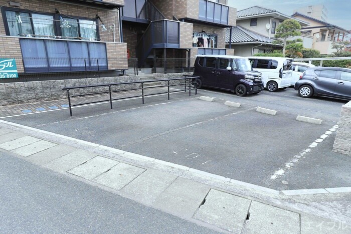 物件外観写真2　(駐車場)