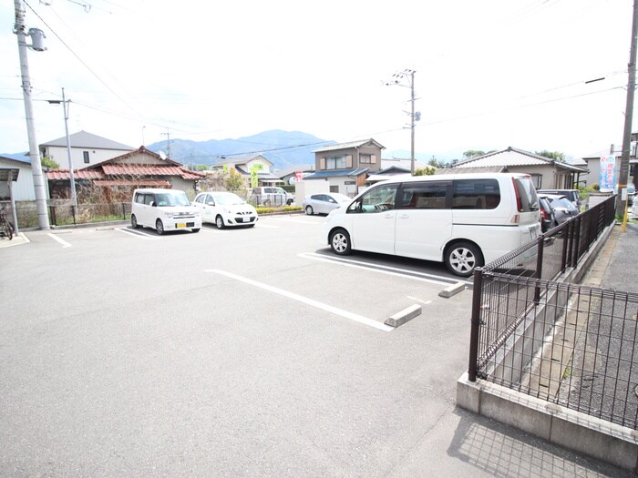 物件外観写真2　(駐車場)