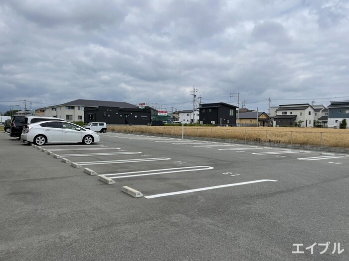 物件外観写真3　(駐車場)