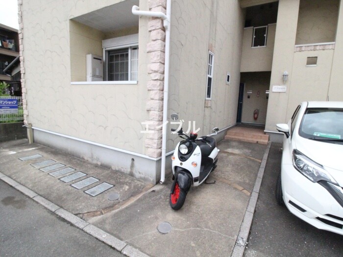 物件外観写真4　(駐輪場)