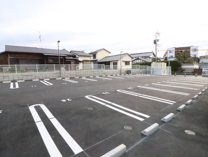 物件外観写真4　(駐車場)