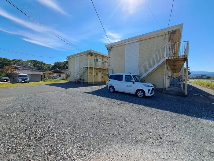 物件外観写真3　(駐車場)