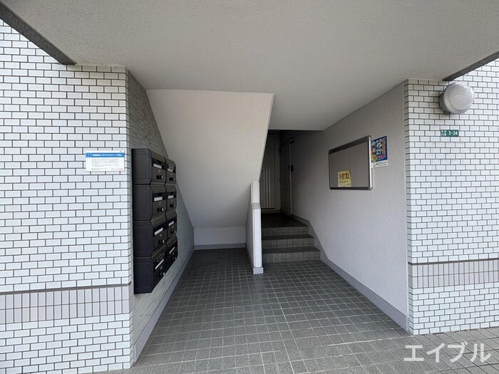 物件外観写真3　(エントランス部分)